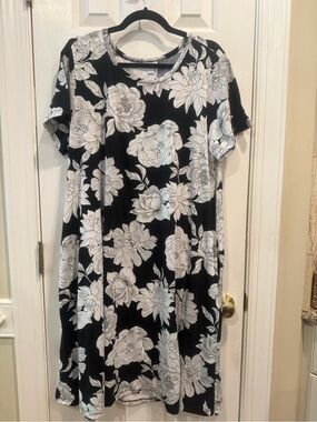 LuLaRoe Black and White  Large Floral Midi Dress- 2x - flowy knit